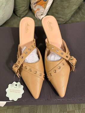 Mostrin Women Beige Pointed toe mules